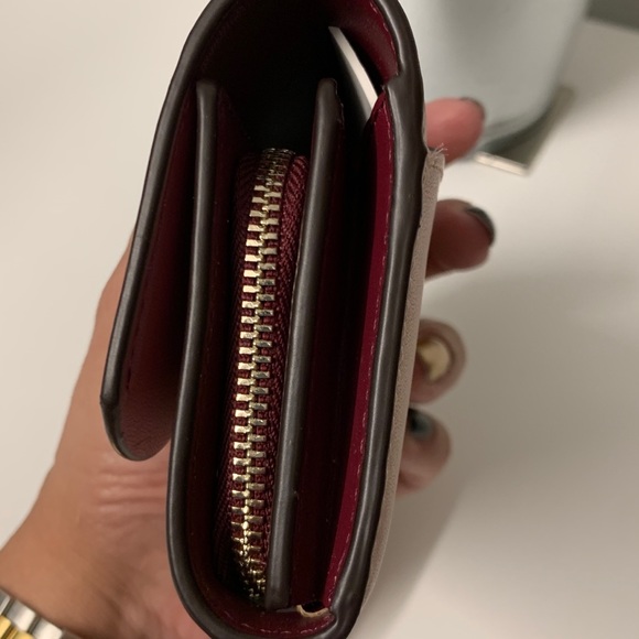 BNWT KATE SPADE ♠️ SCALLOP DESIGN SMOOTH LEATHER COMPACT WALLET PINK- BURGUNDY - Picture 3 of 6